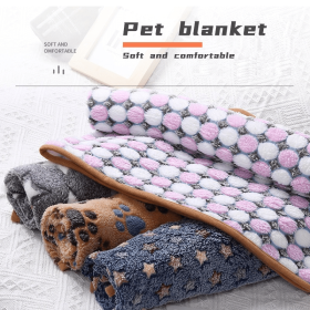 Soft and Fluffy High Quality Fluffy Cute Star Printing Pet Mat Warm and Comfortable Pet Blanket for Dogs and Cats Pet Supplies (Color: Gray stars pattern, size: middle puppie76X53cm)